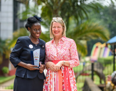 Doreen Jean Nsasiirwe, winnares van de WOMED Award Zuid 2022 en Gudrun Verschuere, voorzitster van Markant