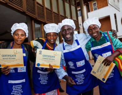 Oegandese ondernemers met certificaat dat ze net behaalden