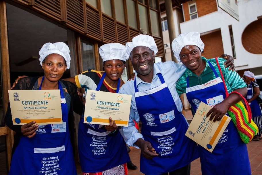 Oegandese ondernemers met certificaat dat ze net behaalden