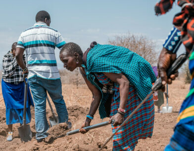 Tanzaniaanse landbouwers van PWC graven waterdammen
